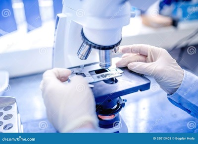 wetenschapperhanden-met-microscoop-onderzoekend-steekproeven-en-vloeistof-medisch-onder